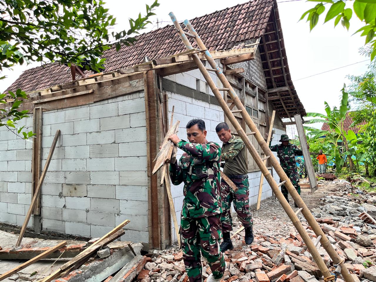 Tangan-Tangan Gotong Royong Bersatu, Babinsa Hadir Wujudkan Rumah Layak Huni untuk Warga