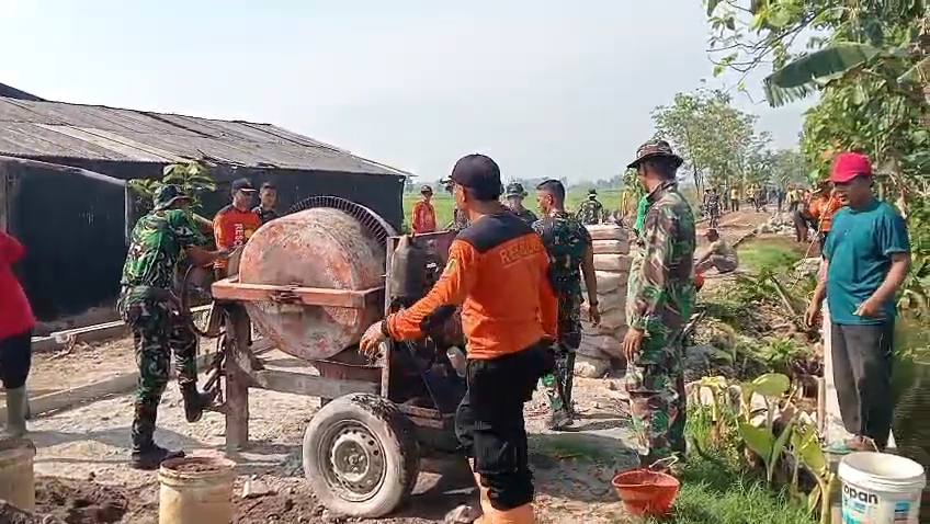 Talud dibangun , Kebersamaan Diperkuat, Babinsa Hadir di Tengah Warga