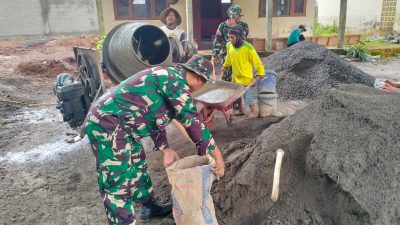 Babinsa Kalijambe Gotong Royong Cor Halaman SDN Keden I, Kepedulian demi Kenyamanan Belajar Siswa