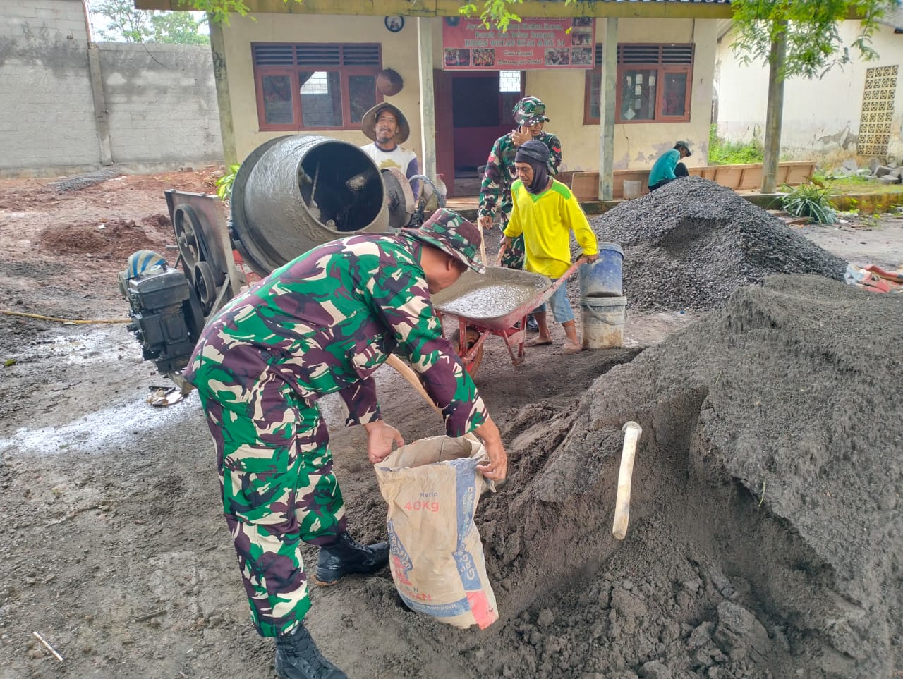 Babinsa Kalijambe Gotong Royong Cor Halaman SDN Keden I, Kepedulian demi Kenyamanan Belajar Siswa