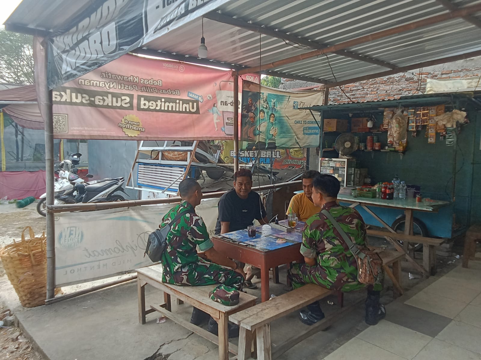Secangkir Kopi Seratus Solusi,  Cara Unik Babinsa Serap Aspirasi Warga