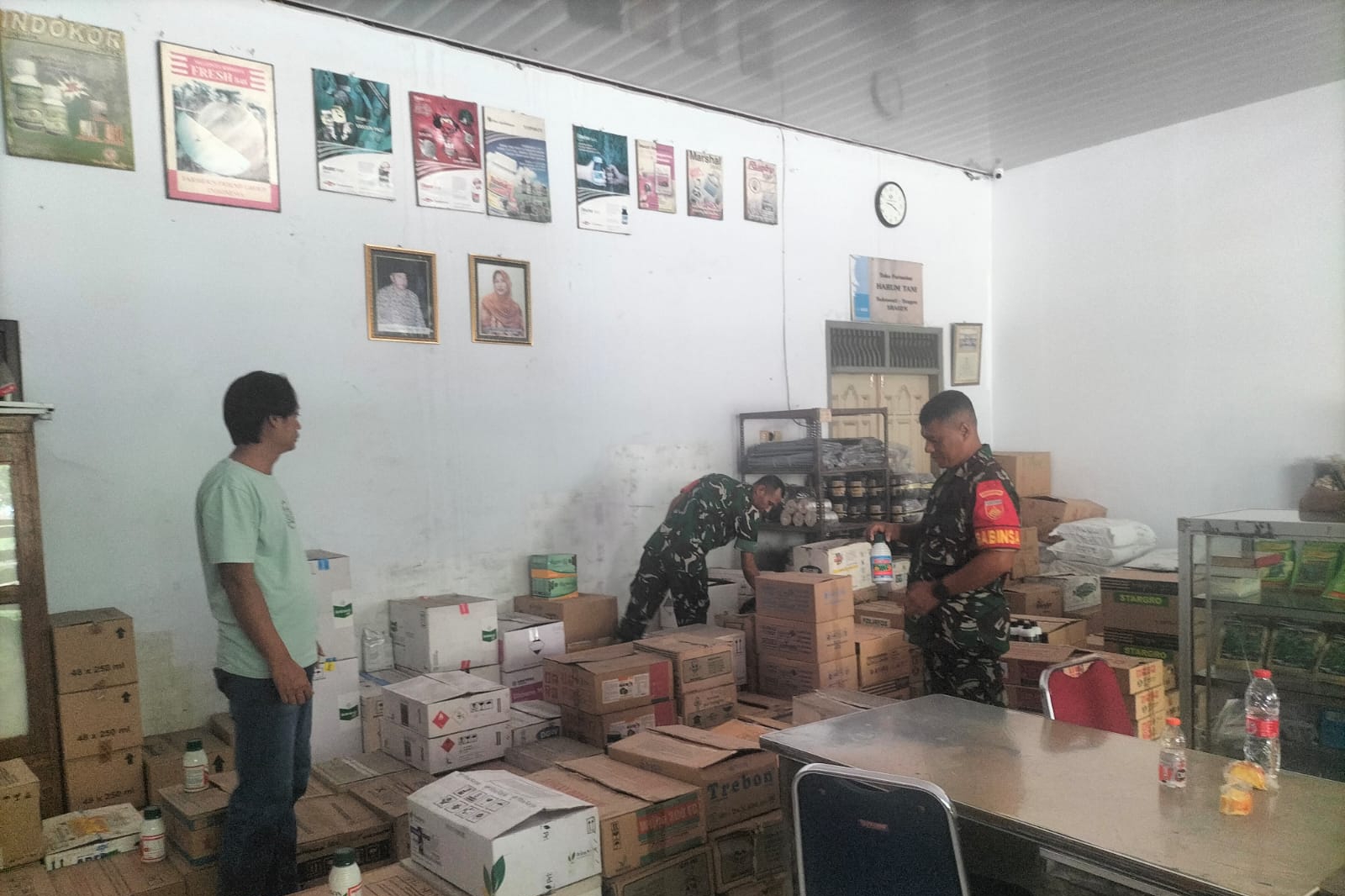 Pastikan Petani Tak Kesulitan, Babinsa Cek Ketersediaan Pupuk di Kios Pertanian
