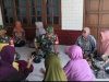 Di  Rumah Ibu Lastri, Serka Mukmin Dengarkan Cerita dan Harapan Para Lansia