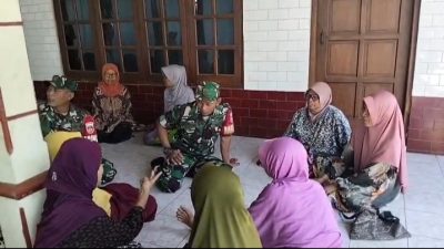 Di Rumah Ibu Lastri, Serka Mukmin Dengarkan Cerita dan Harapan Para Lansia Di Rumah Ibu Lastri, Serka Mukmin Dengarkan Cerita dan Harapan Para Lansia