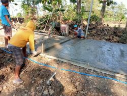 Totalitas Babinsa Berbaur dengan Warga Cor Jalan Desa