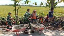 Salut! Babinsa Guworejo Ikut Angkat Batu Demi Talud Irigasi Warga Desa Puro Salut! Babinsa Guworejo Ikut Angkat Batu Demi Talud Irigasi Warga Desa Puro