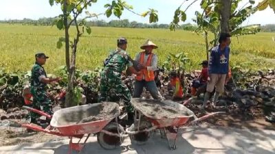 Salut! Babinsa Guworejo Ikut Angkat Batu Demi Talud Irigasi Warga Desa Puro Salut! Babinsa Guworejo Ikut Angkat Batu Demi Talud Irigasi Warga Desa Puro