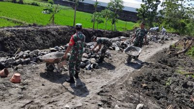 Bukan Sekedar Talud, Babinsa dan Warga Sedang Membangun Kebersamaan