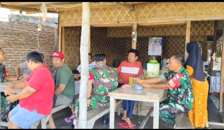 Warung Kopi Jadi Pos Informasi, Serka Darmadi Serap Aspirasi dan Pantau Kondisi Wilayah