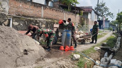 Saat Seragam Loreng Menyatu dengan Cangkul dan Semen di Tirto Mulyo