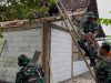 Bantu Dirikan Rumah Warga, Babinsa Jenar Sisipkan Pesan Keselamatan Kerja