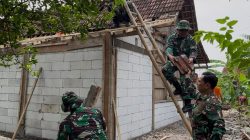 Bantu Dirikan Rumah Warga, Babinsa Jenar Sisipkan Pesan Keselamatan Kerja Bantu Dirikan Rumah Warga, Babinsa Jenar Sisipkan Pesan Keselamatan Kerja