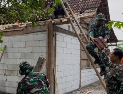 Bantu Dirikan Rumah Warga, Babinsa Jenar Sisipkan Pesan Keselamatan Kerja
