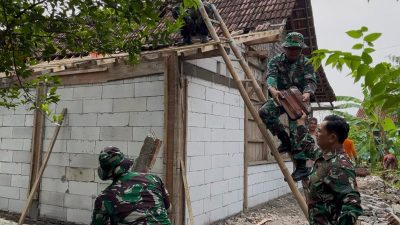 Bantu Dirikan Rumah Warga, Babinsa Jenar Sisipkan Pesan Keselamatan Kerja Bantu Dirikan Rumah Warga, Babinsa Jenar Sisipkan Pesan Keselamatan Kerja
