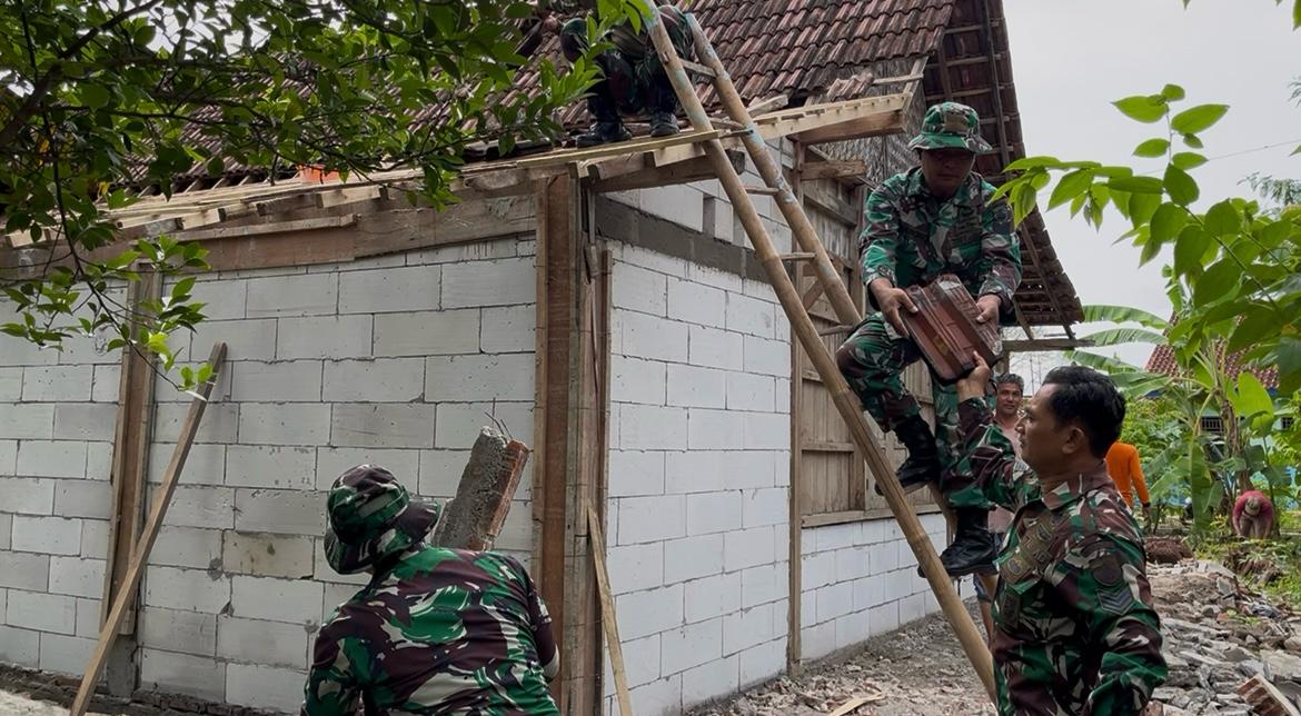Bantu Dirikan Rumah Warga, Babinsa Jenar Sisipkan Pesan Keselamatan Kerja
