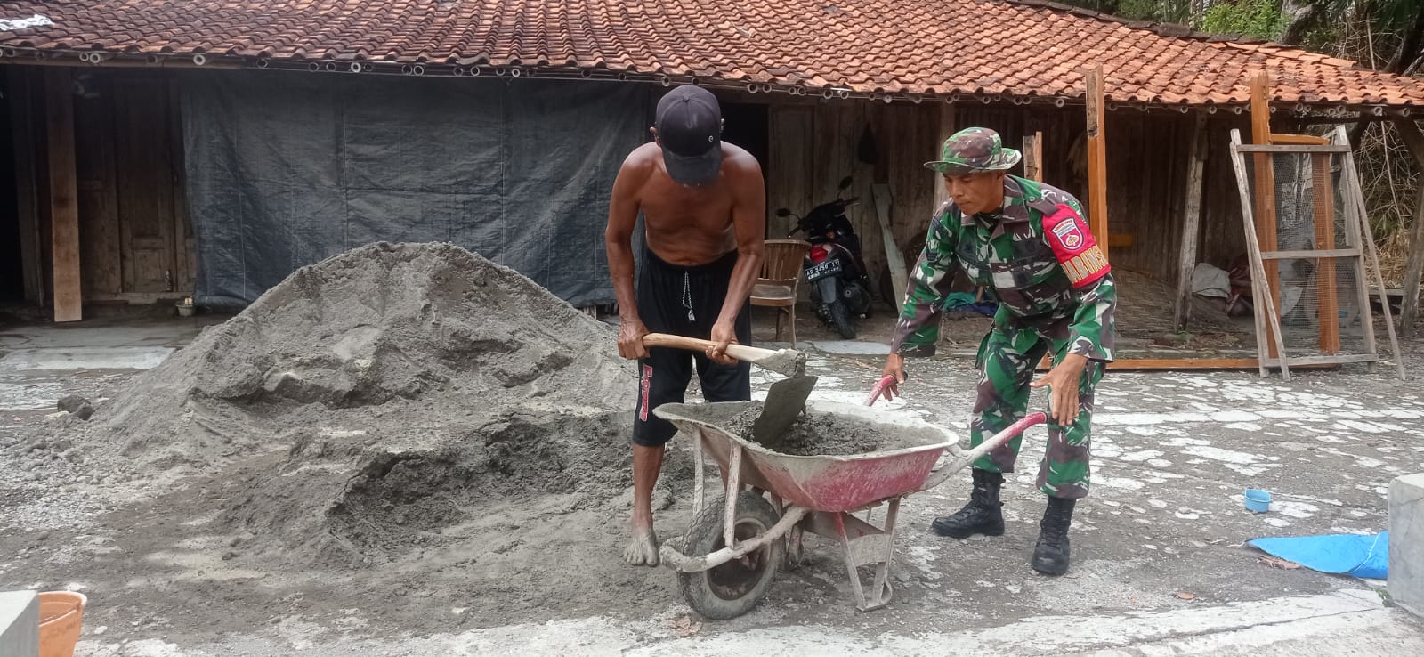Gelorakan Semangat Gotong Royong, Babinsa Miri Pimpin Perbaikan Gorong-Gorong