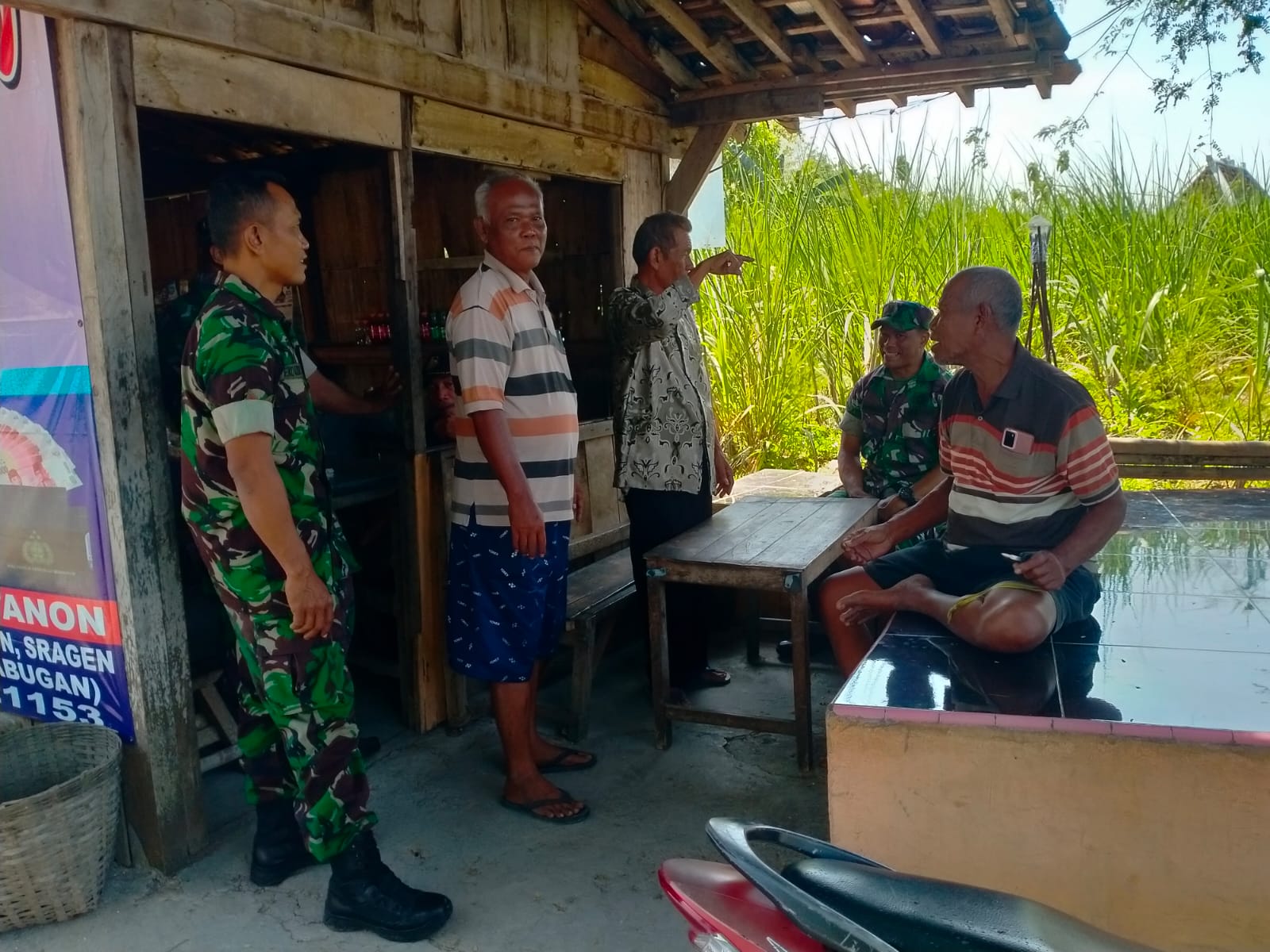 Hangat dan Penuh Keakraban, Komsos Babinsa di Bendorejo Perkuat Persatuan