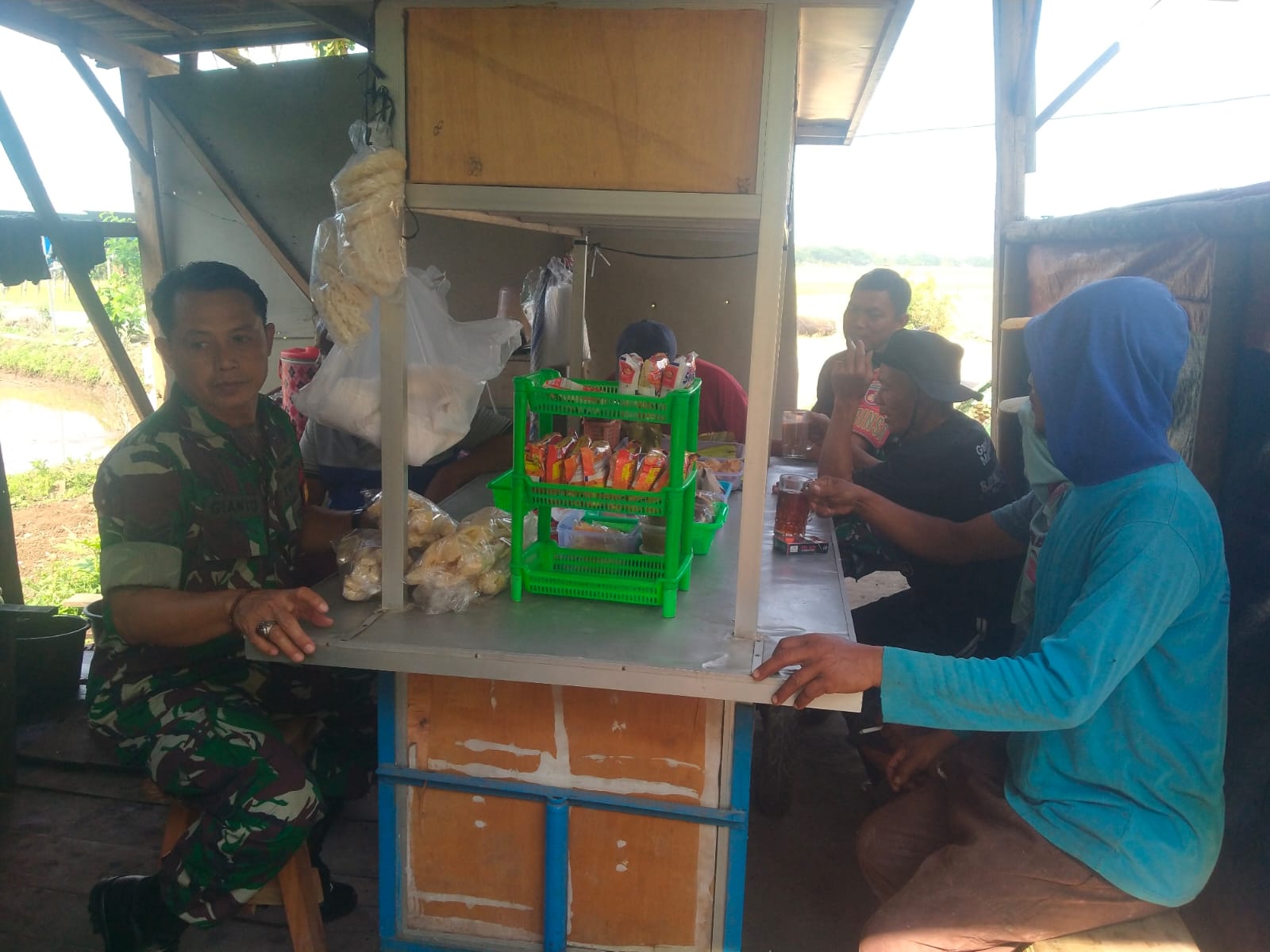 Dari Warung Kopi, Babinsa Krikilan Bangun Kepercayaan Warga