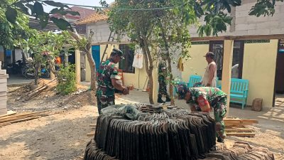 Atap Bocor Disambut Aksi Babinsa, Serma Totok Nurianto Hadir Bawa Harapan untuk Warga