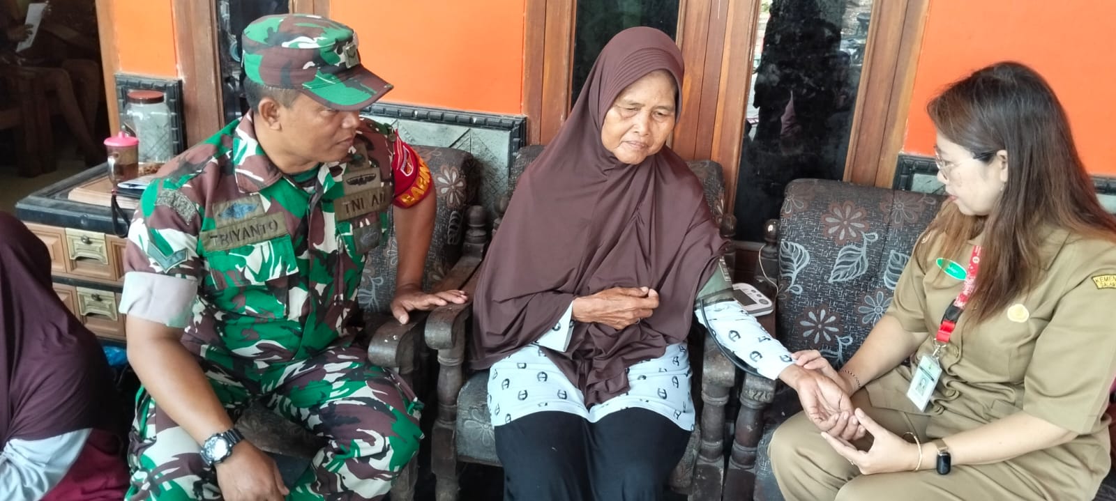 Di Usia Senja Tetap Bahagia, Babinsa Setia Dampingi Pemeriksaan Kesehatan Lansia