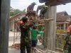Sentuhan Tangan Babinsa di Balik Pembangunan Gapura Masjid