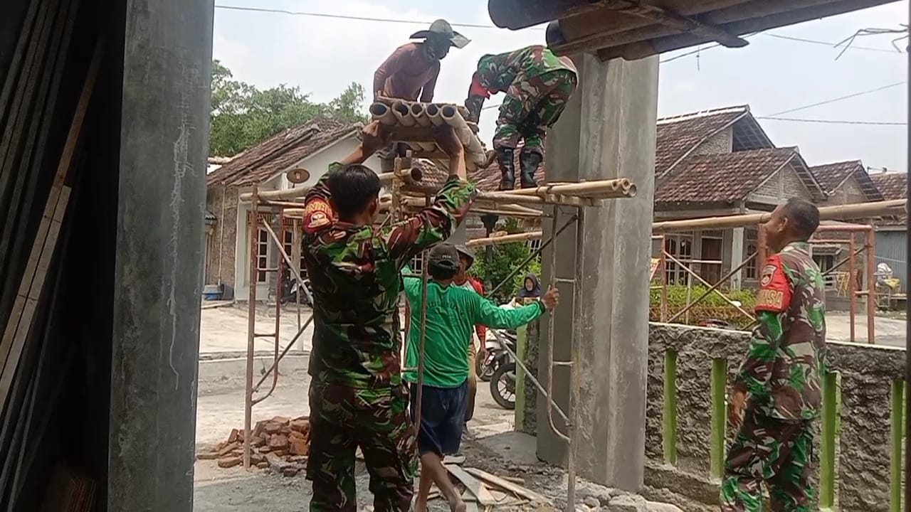 Sentuhan Tangan Babinsa di Balik Pembangunan Gapura Masjid