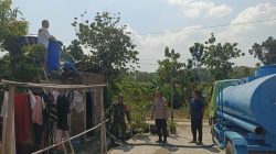 Babinsa Gesi Kawal Distribusi 16.000 Liter Air Bersih untuk Warga Terdampak Kemarau Babinsa Gesi Kawal Distribusi 16.000 Liter Air Bersih untuk Warga Terdampak Kemarau