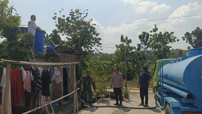Babinsa Gesi Kawal Distribusi 16.000 Liter Air Bersih untuk Warga Terdampak Kemarau Babinsa Gesi Kawal Distribusi 16.000 Liter Air Bersih untuk Warga Terdampak Kemarau