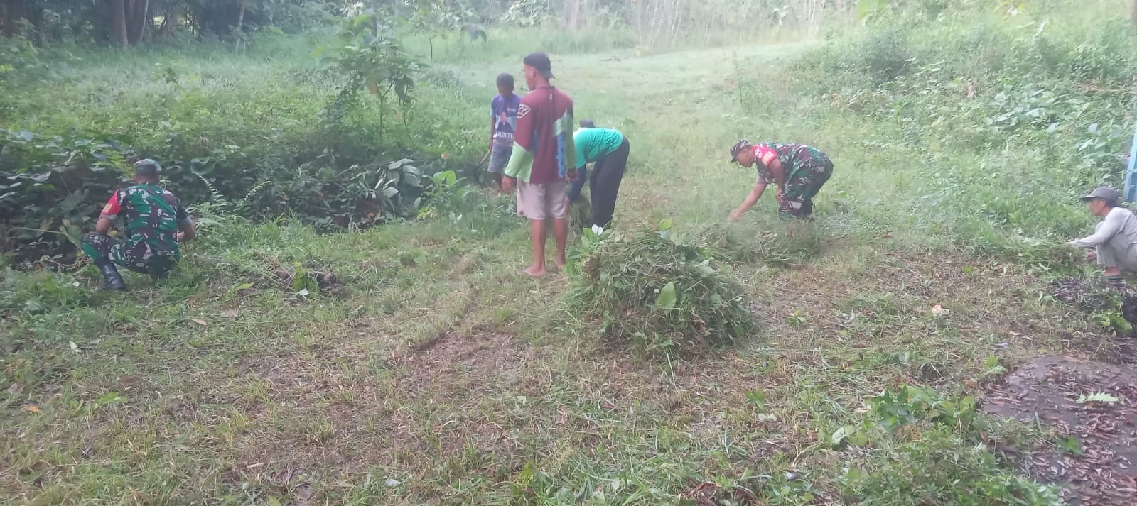Babinsa Gesi Bersama Warga Bersihkan Sendang Sogan, Lestarikan Sumber Air dan Budaya Gotong Royong