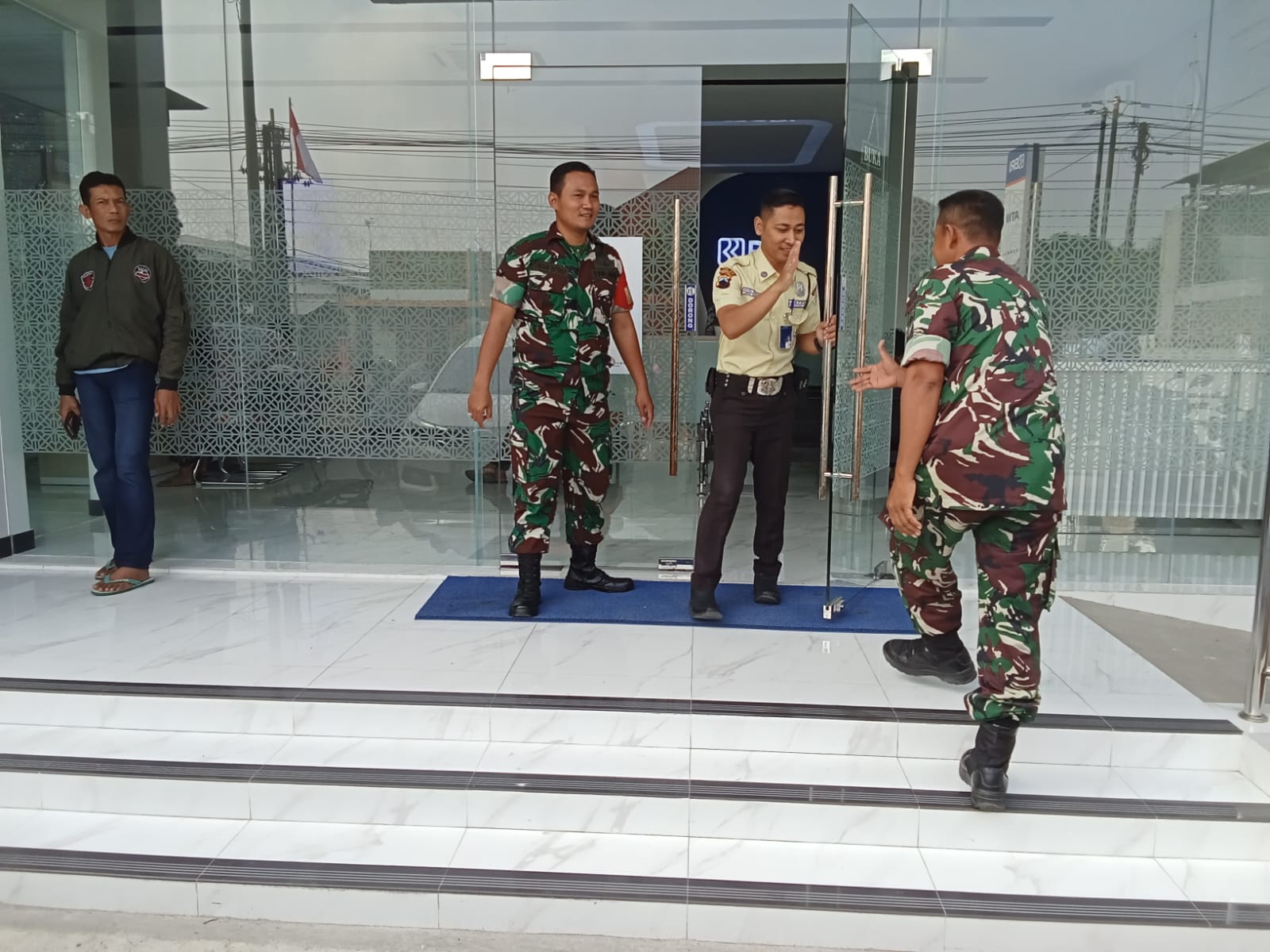 Patroli Koramil Ngrampal Pastikan Aktivitas Warga Berjalan Aman dan Kondusif