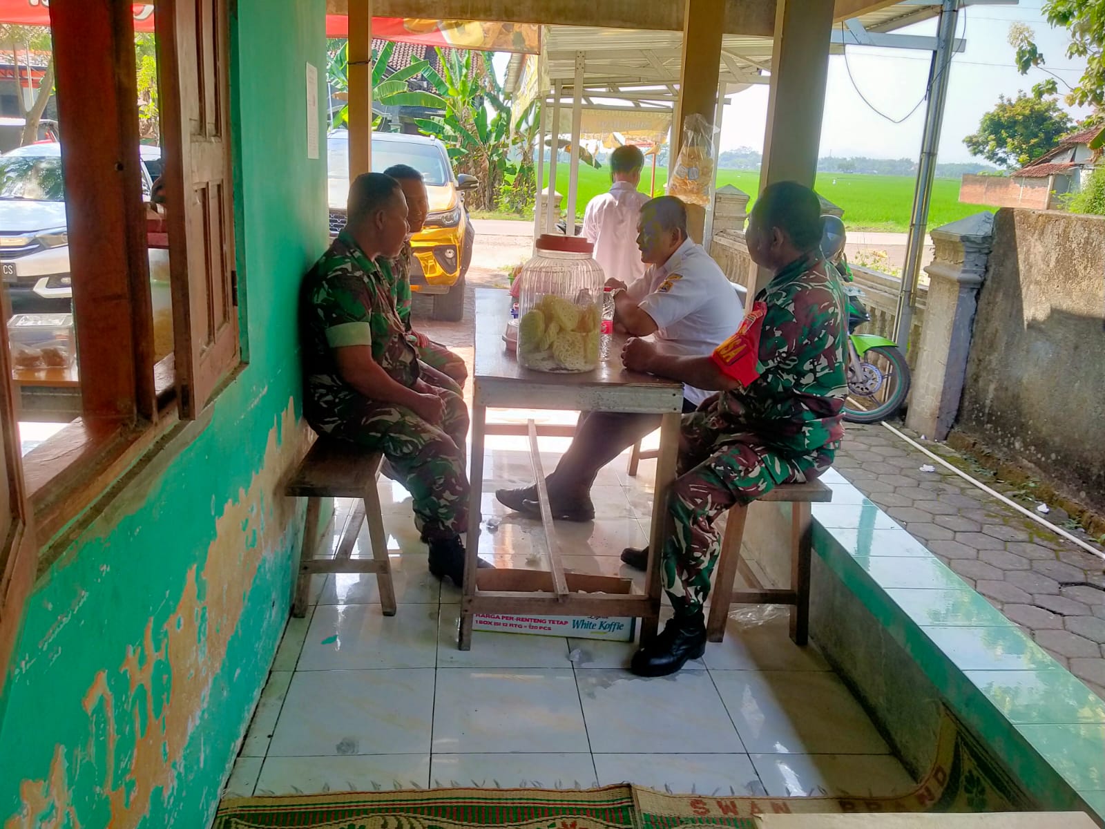 Babinsa dan Apdes Gabus Perkuat Koordinasi, Antisipasi Persoalan Warga