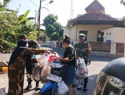 Sapa Bakul Sayur Keliling, Babinsa Manfaatkan Komsos Perkuat Kewaspadaan Warga
