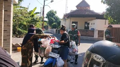 Sapa Bakul Sayur Keliling, Babinsa Manfaatkan Komsos Perkuat Kewaspadaan Warga
