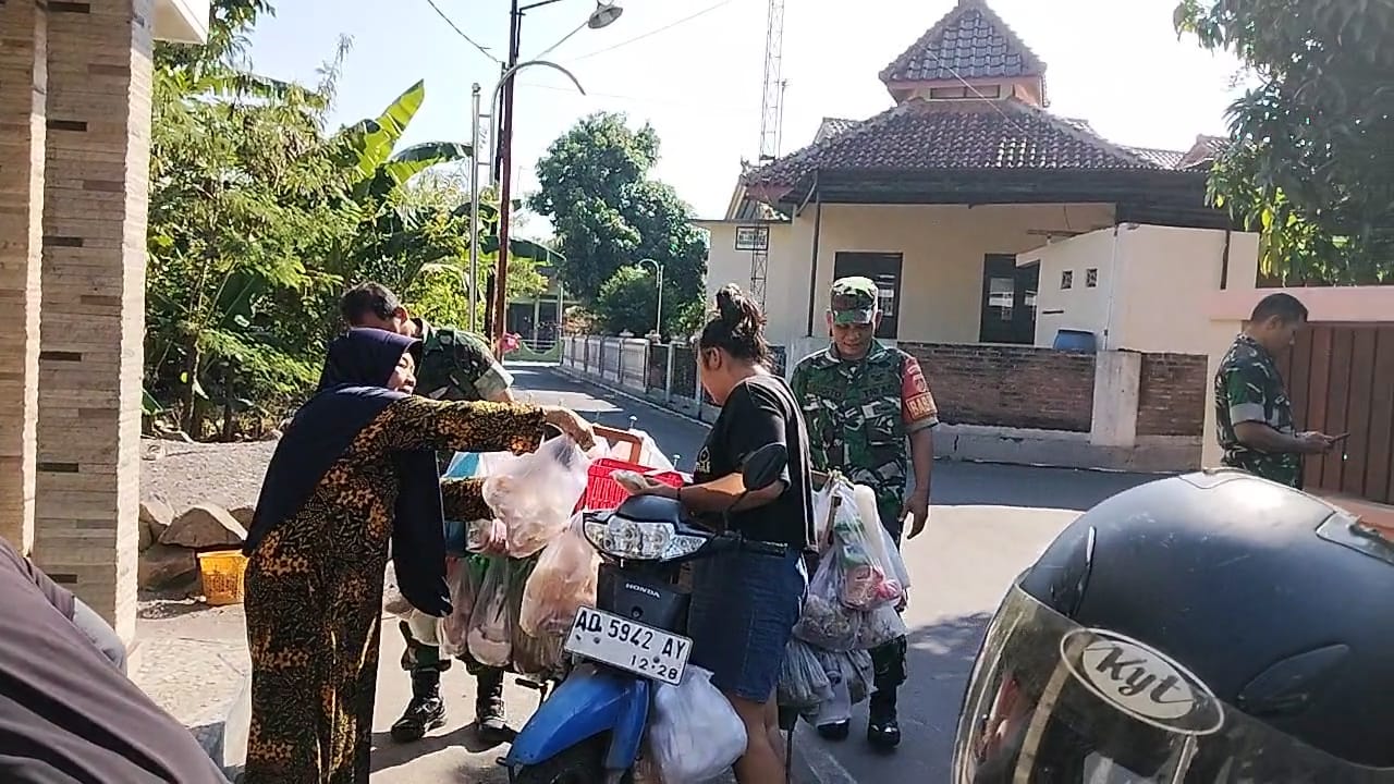 Sapa Bakul Sayur Keliling, Babinsa Manfaatkan Komsos Perkuat Kewaspadaan Warga
