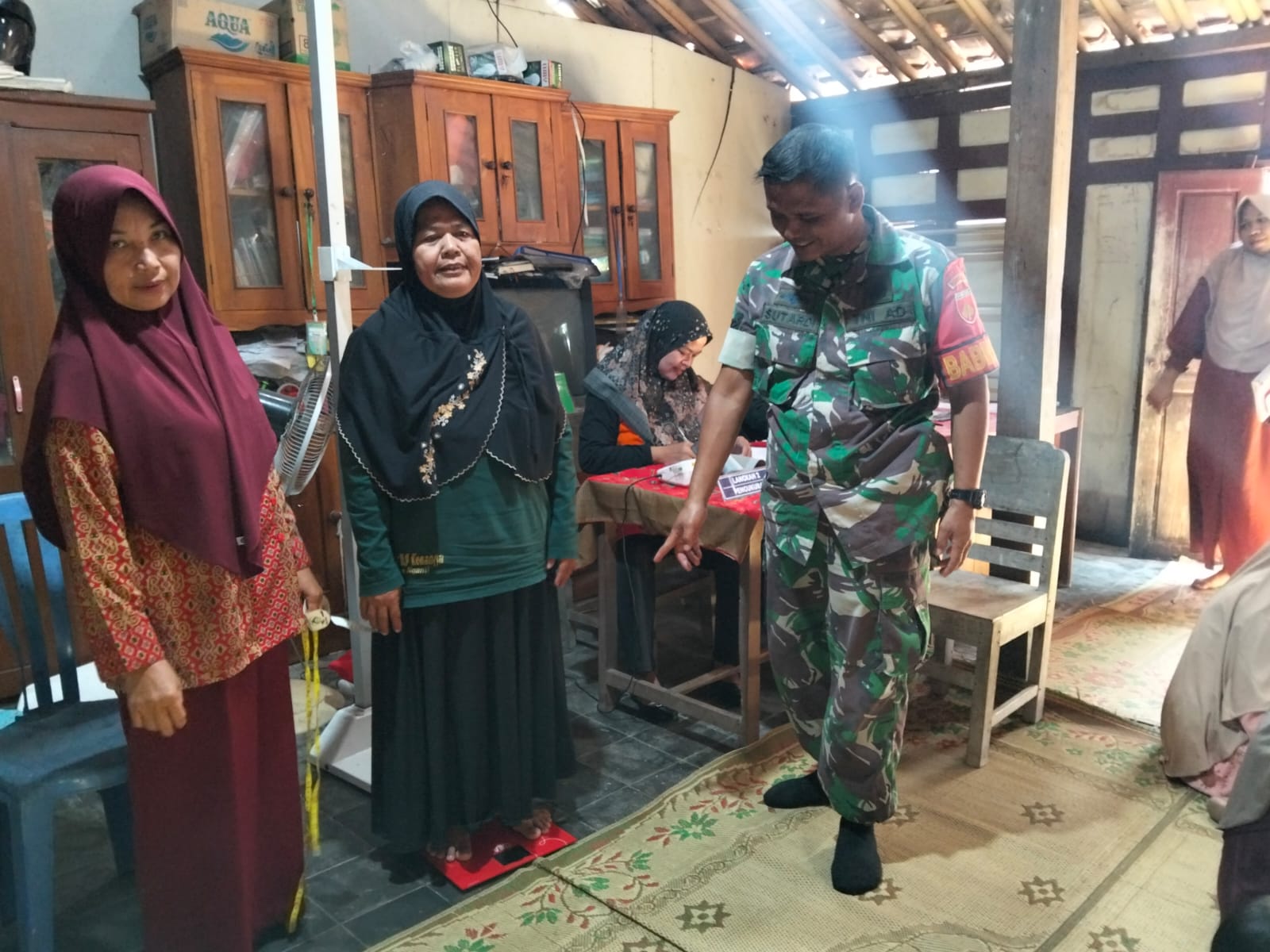 Babinsa Gemolong Kawal Kesehatan Lansia, Pastikan Warga Tetap Produktif di Usia Senja