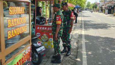 Babinsa Rangkul PKL, Perkuat Ketertiban dan Gairahkan Ekonomi Rakyat Babinsa Rangkul PKL, Perkuat Ketertiban dan Gairahkan Ekonomi Rakyat