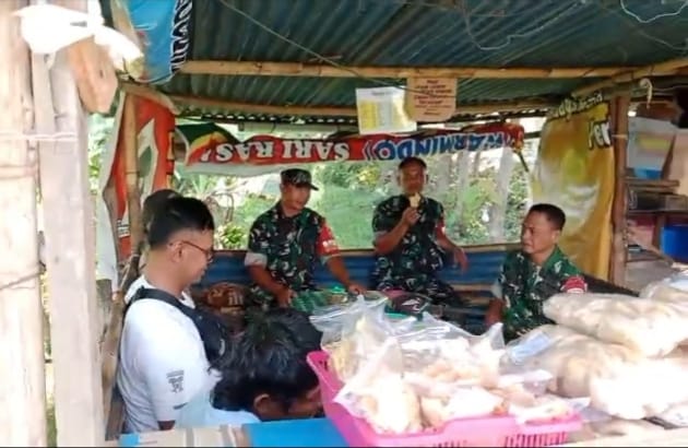 Babinsa Turun ke Warung, Cegah Masalah Wilayah Berawal dari Obrolan Warga