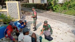 Kebersamaan Jadi Kekuatan, Serka Mukmin Bahas Kondisi Wilayah Bersama Warga