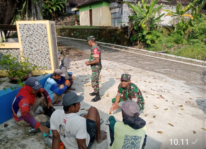 Kebersamaan Jadi Kekuatan, Serka Mukmin Bahas Kondisi Wilayah Bersama Warga