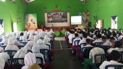 Danramil Plupuh Suntik Semangat Bela Negara kepada 216 Siswa Baru SMPN 1 Plupuh
