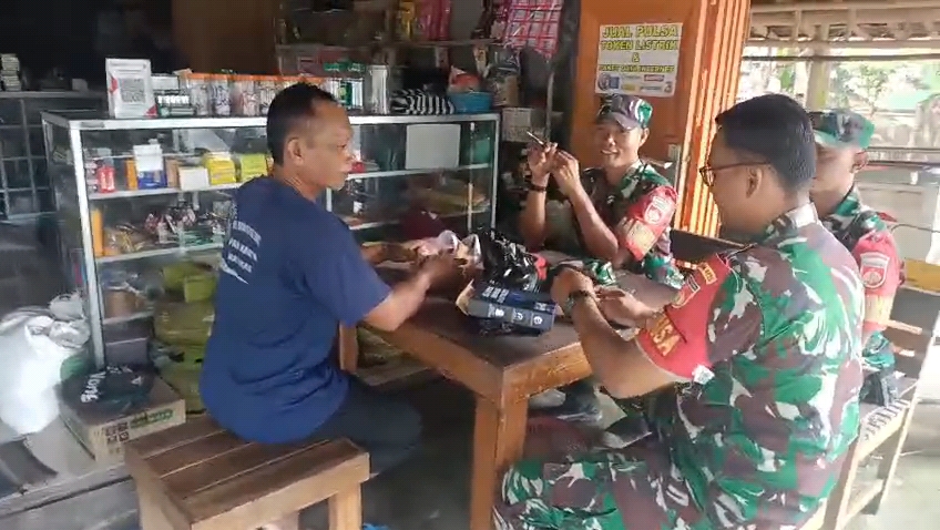 Dari Warung Kelontong, Babinsa Miri Merawat Kepercayaan Warga