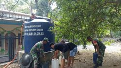 Babinsa Kawal Distribusi 5.000 Liter Air Bersih ke Warga Poleng