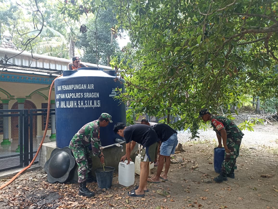 Babinsa Kawal Distribusi 5.000 Liter Air Bersih ke Warga Poleng
