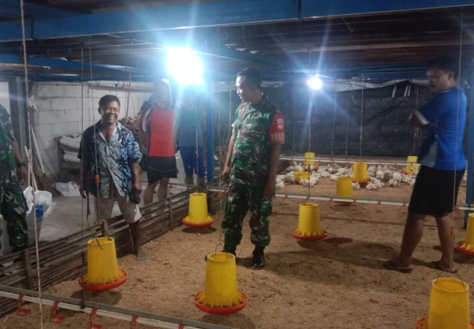 Babinsa Minta Peternak Jaga Kebersihan Kandang Demi Kenyamanan Warga