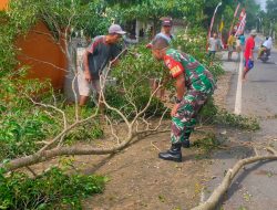 Babinsa Gesi Tak Tunggu Musibah, Ajak Warga Pangkas Pohon Demi Keselamatan Bersama