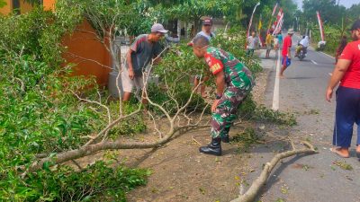 Babinsa Gesi Tak Tunggu Musibah, Ajak Warga Pangkas Pohon Demi Keselamatan Bersama Babinsa Gesi Tak Tunggu Musibah, Ajak Warga Pangkas Pohon Demi Keselamatan Bersama