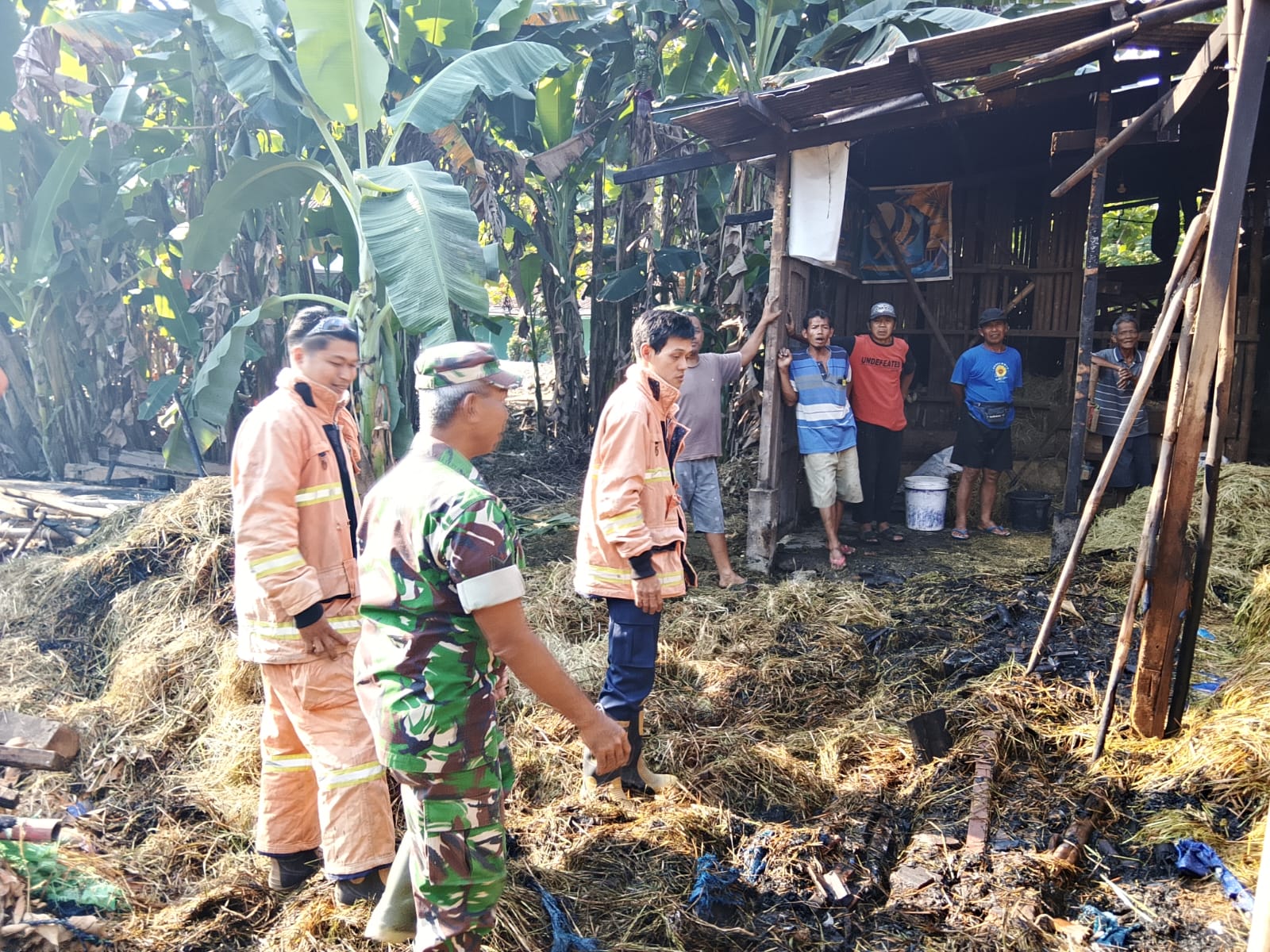 Diang Penghangat Ternak Berubah Petaka, Babinsa Bergerak Cepat Selamatkan Permukiman Warga