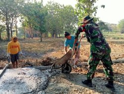 Di Tengah Terik Matahari, Babinsa Karangmalang Pilih Berkubang Semen Demi Jalan Impian Warga