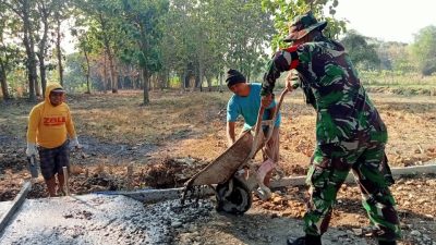 Di Tengah Terik Matahari, Babinsa Karangmalang Pilih Berkubang Semen Demi Jalan Impian Warga