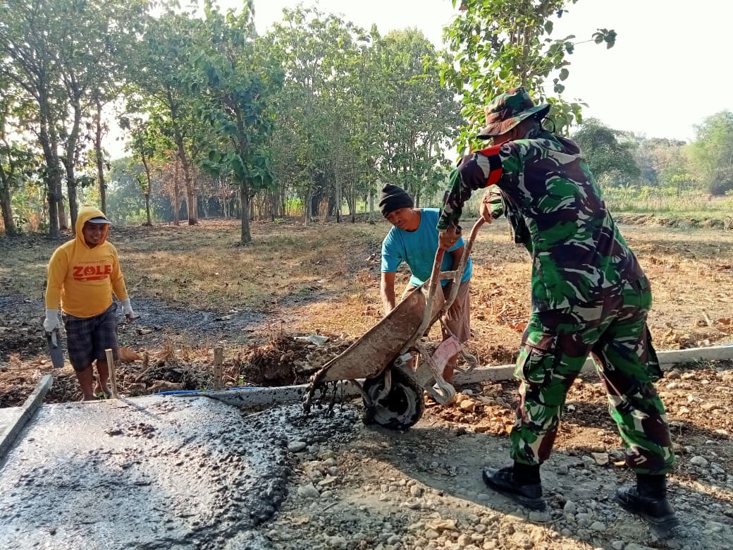 Di Tengah Terik Matahari, Babinsa Karangmalang Pilih Berkubang Semen Demi Jalan Impian Warga